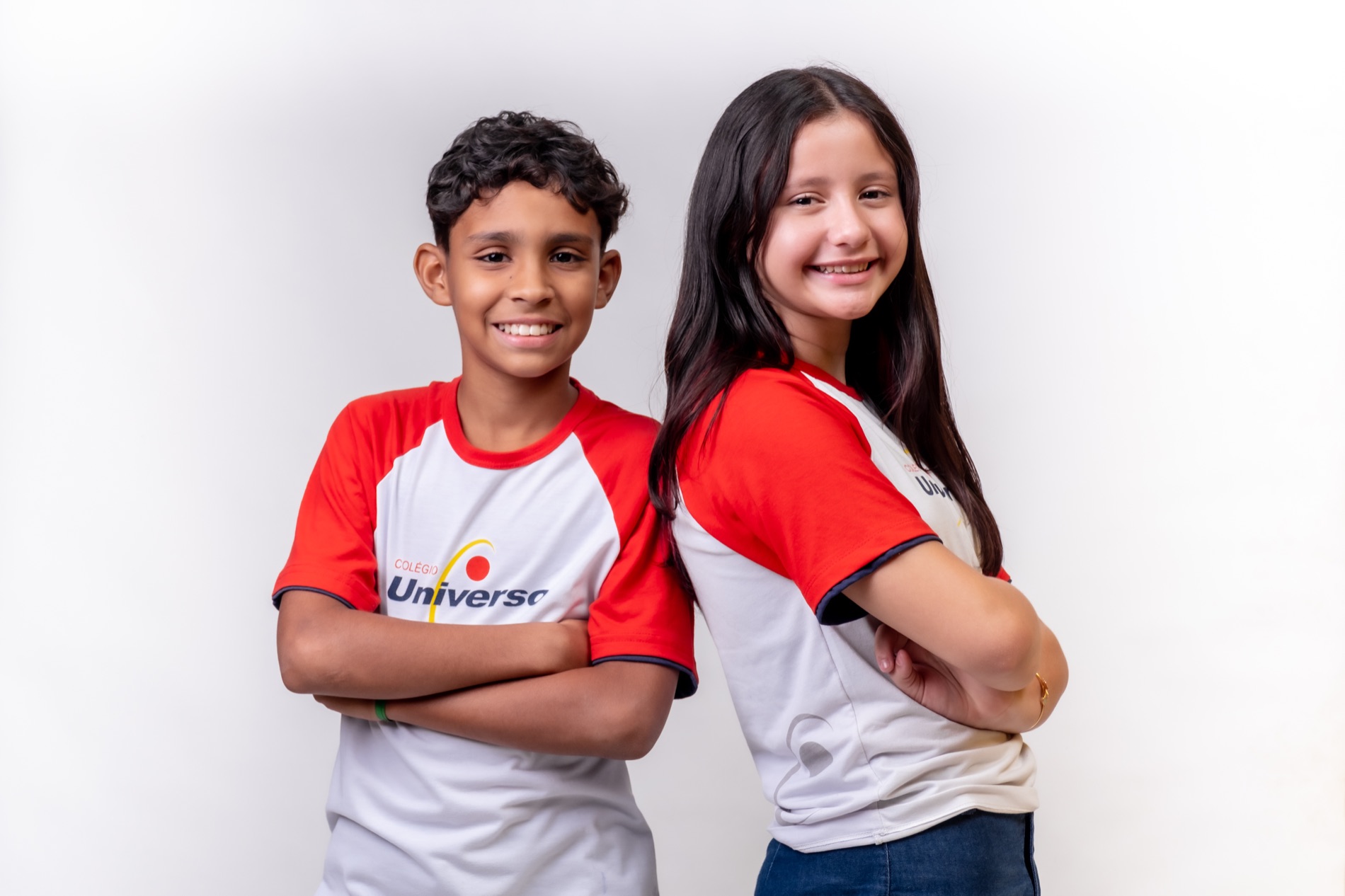 Dupla de alunos do Ensino Fundamental do Colégio Universo, de uniforme, sorrindo